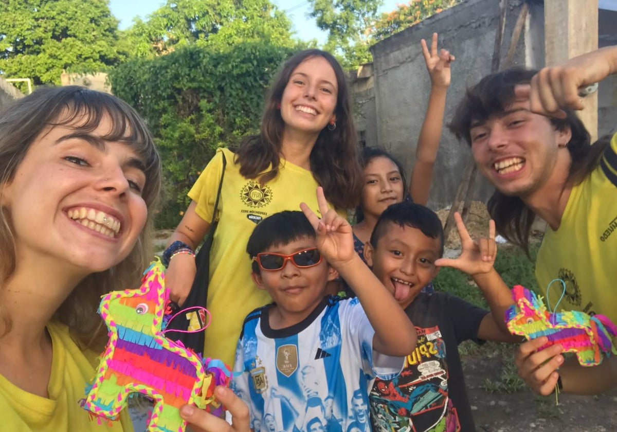 La cacereña Elisa Verdión (centro) en la península de Yucatán durante la Ruta Inti.