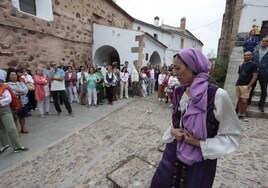 Recreación teatralizada durante una de las visitas de este domingo delante de la ermita de San Antonio, donde estaba la sinagoga de la Judería Vieja de Cáceres.