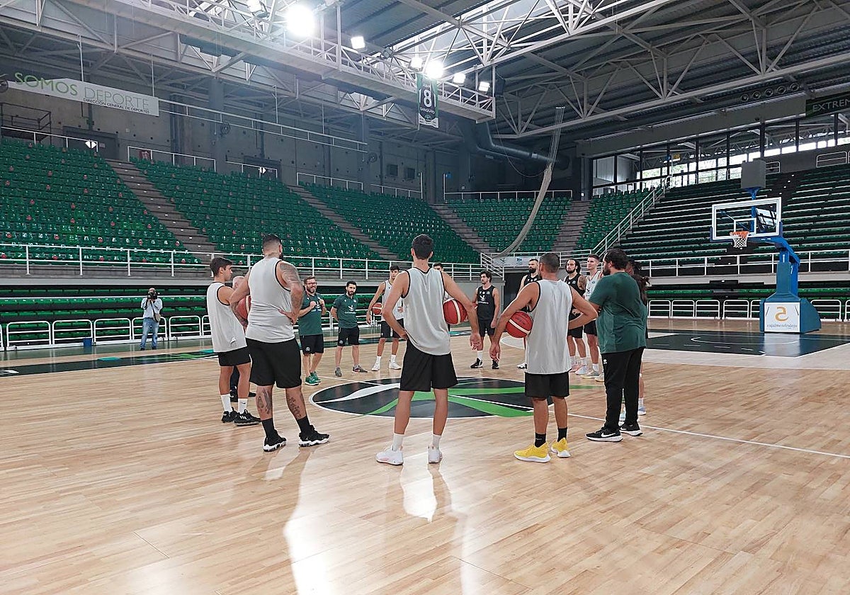Roberto Blanco charla con sus jugadores en el centro de la renovada pista del Multiusos cacereño.