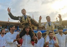 Alejandro Mora, a la derecha, en el momento de salir por la puerta grande en Bayona.