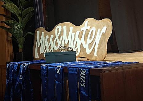 Imagen secundaria 1 - Arriba, los finalistas junto al presentador y el director del certamen. Abajo, detalle de las bandas que se entregaron y los ganadores, Jairo Martín y Esther Olivera.