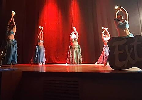 Imagen secundaria 1 - Arriba, foto de familia de los finalistas junto a los organizadores del certamen. Abajo, momento de las actuaciones de 'Las Seis Lunas' y de Leonardo Dantés.