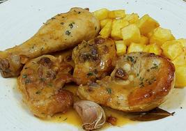 Pollo al ajillo con dos vasitos
