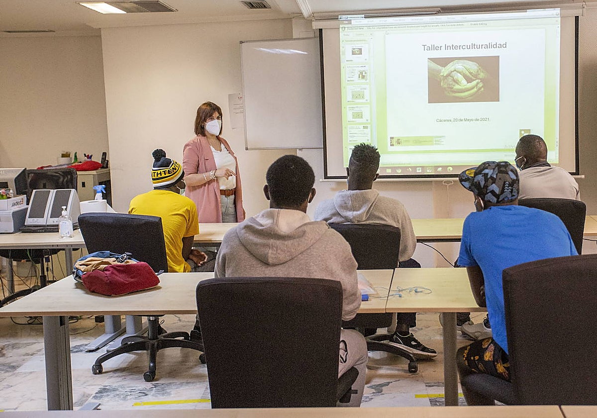 Imagen de archivo de una clase de español en Accem.