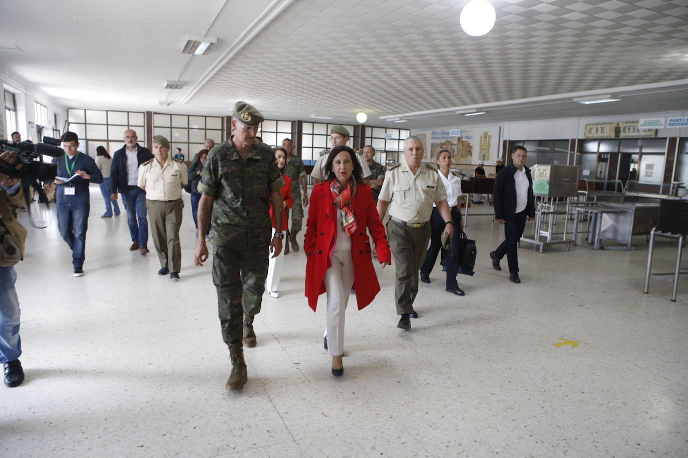 La visita de la ministra de Defensa a Cáceres, en imágenes