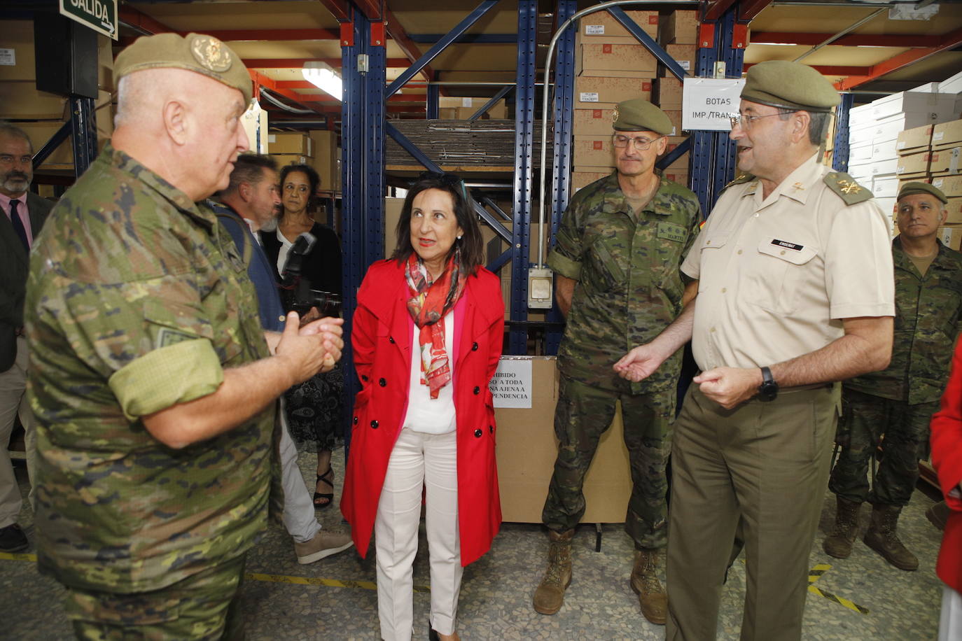 La visita de la ministra de Defensa a Cáceres, en imágenes