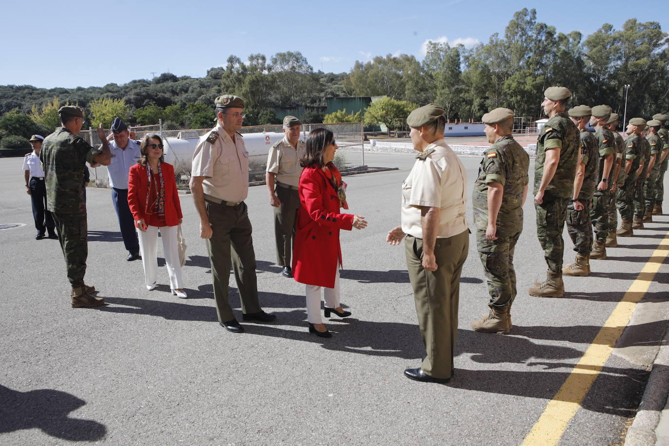 La visita de la ministra de Defensa a Cáceres, en imágenes