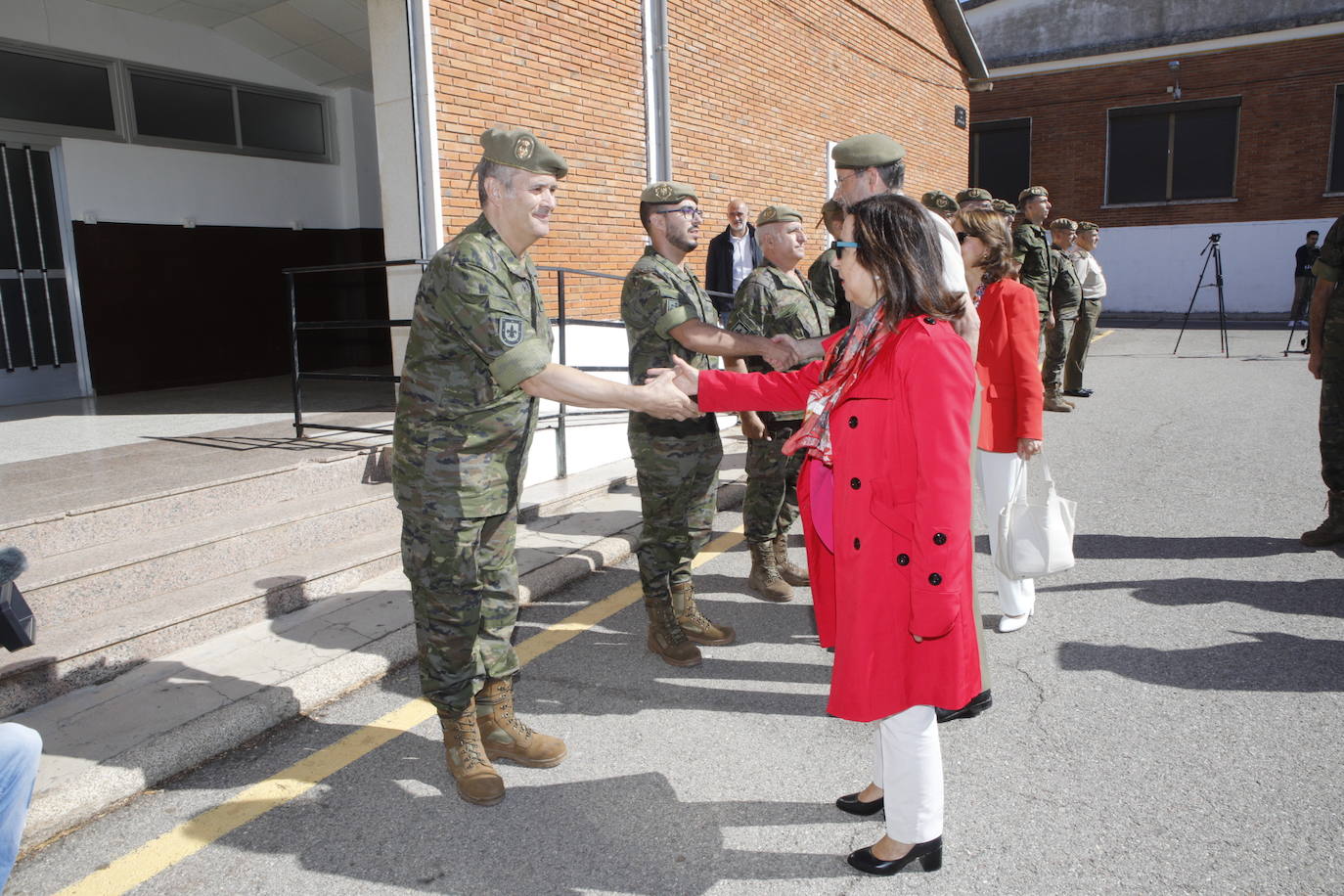 La visita de la ministra de Defensa a Cáceres, en imágenes