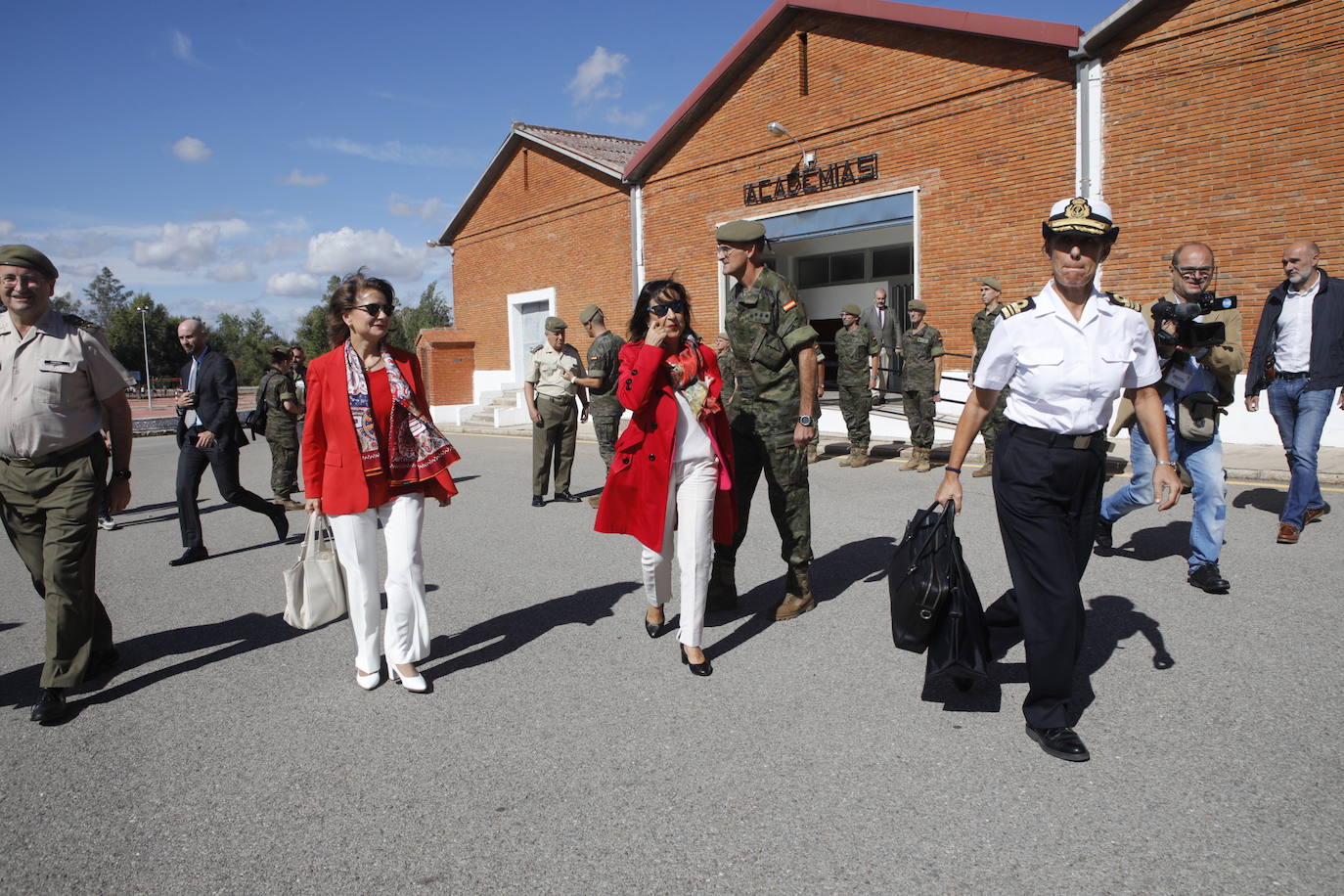 La visita de la ministra de Defensa a Cáceres, en imágenes