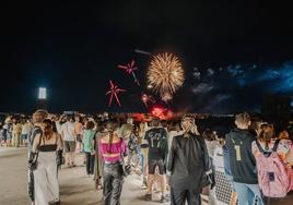 Espectáculo de fuegos artificiales para despedir la Feria de Mérida.