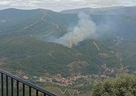 Columna del humo del incendio declarado este martes en Nuñomoral.