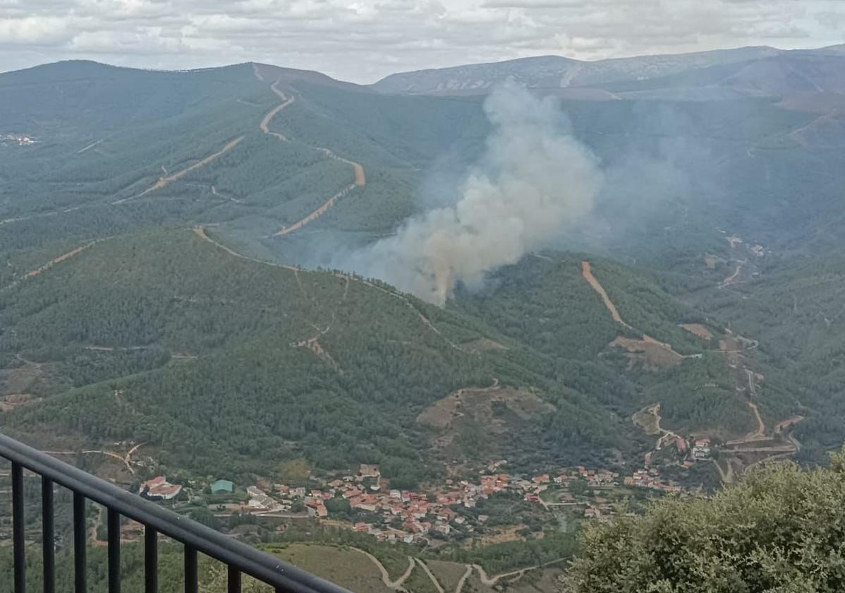 Columna del humo del incendio declarado este martes en Nuñomoral.