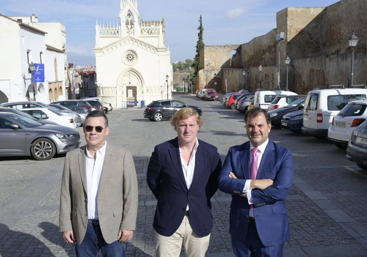 El alcalde, Ignacio Gragera, entre Javier Gijón (edil de Hacienda) y el portavoz de Vox (Marcelo Amarilla) este martes en la plaza de San José, que rehabilitarán con estos fondos.