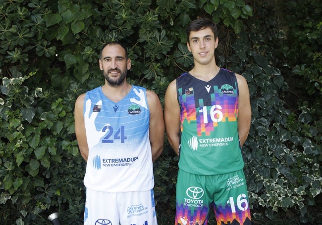 Dani Rodríguez (24) y Pablo Sánchez (16) posan con las nuevas equipaciones del Cáceres.