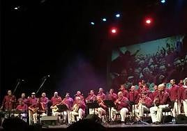 Las casetas de asociaciones han vuelto a montarse en el Paseo Grande, donde discurrirá el día festivo con música hasta la una de la madrugada.