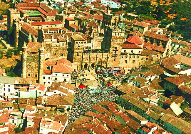 Los acceso al Monasteriode Guadalupe, llenos de público el 8 de septiembre de 1986,segundo año en que se celebró la fiesta regional.