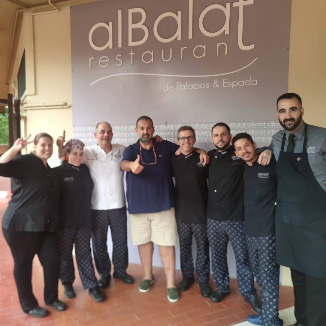 El equipo del restaurante Albalat junto a David de Jorge.