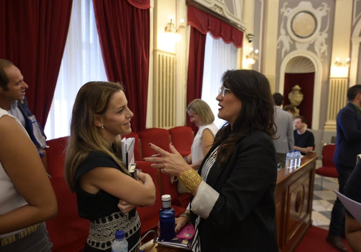 Las concejalas Gema Cortés (PP) y Concha Baños (PSOE) hablan antes de la sesión de pleno extraordinaria de este jueves.