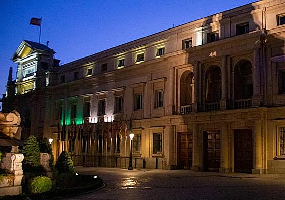 El Senado se ilumina con los colores de Extremadura.