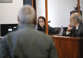 Un acusado responde a las preguntas de una representante del Ministerio Fiscal en un juicio en Cáceres.