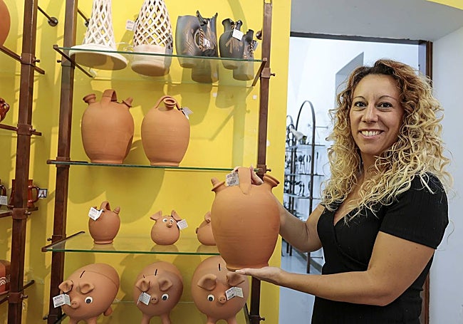 Los botijos son el objeto más demandados por los turistas en la Casa Palacio de los Moraga.