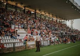 Aspecto de la tribuna del Romano en la primera jornada ante el Linares.