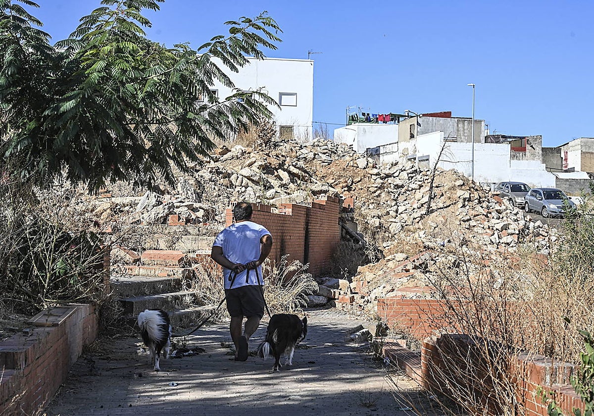 Un hombre pasea entre los escombros del parque de la Viña a principios de agosto.