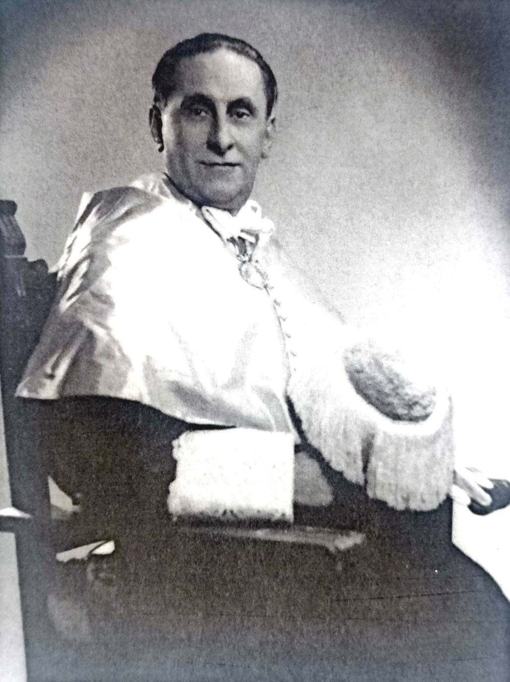 El cacereño Antonio Cristino Floriano Cumbreño (1892-1979) fue poeta, periodista, arqueólogo y archivero. Licenciado en Historia y doctor en Filosofía y Letras, fue catedrático de Paleografía y Diplomática de la Universidad de Oviedo.