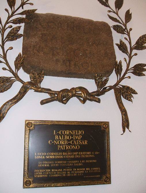 La piedra estaba empotrada en una pared del despacho del alcalde, rodeada de una corona de laurel de bronce. Debajo había una placa explicativa redactada por Antonio Floriano.