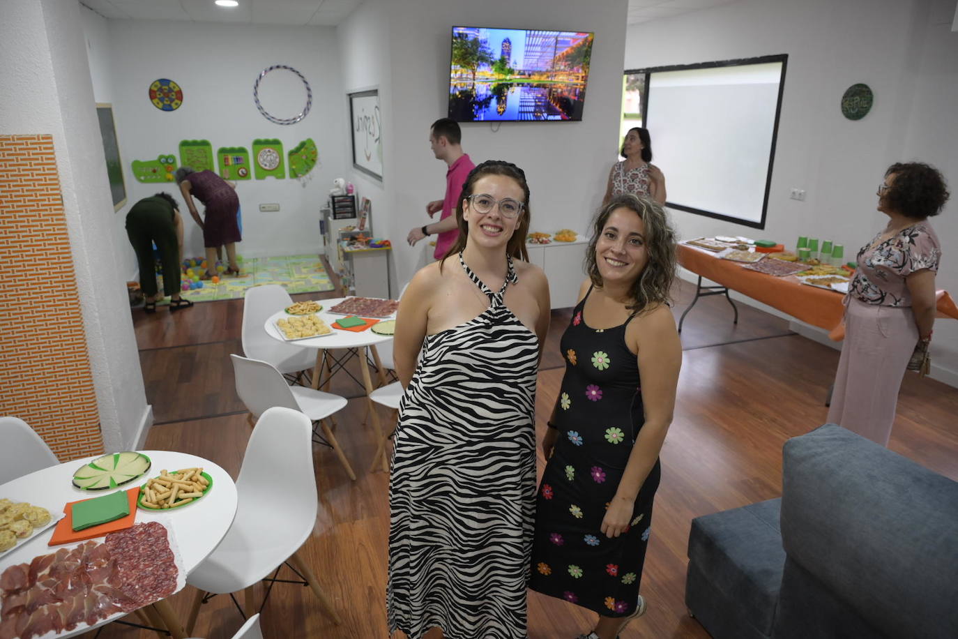 Mercadillo y &#039;breakdance&#039; en el inicio del puente