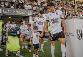 Los jugadores del Mérida salen de la bocana de vestuarios en la primera jornada ante el Linares.