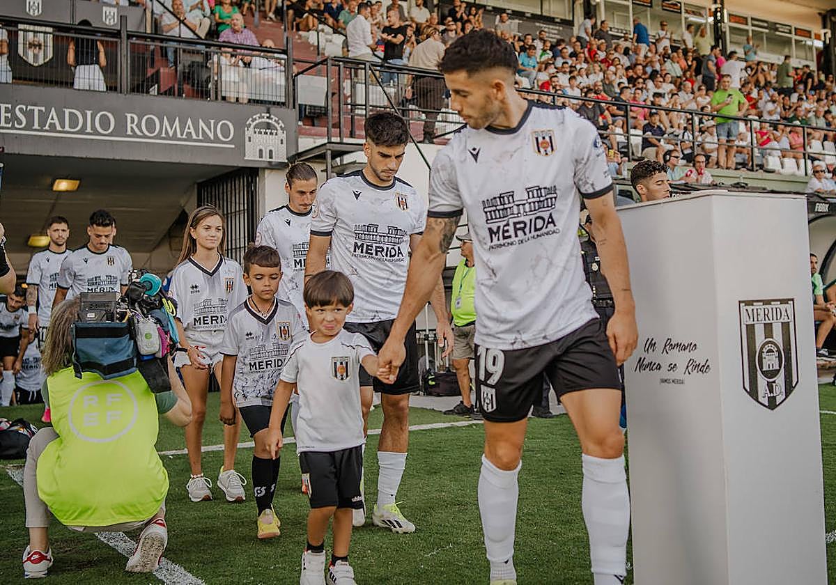 Los jugadores del Mérida salen de la bocana de vestuarios en la primera jornada ante el Linares.