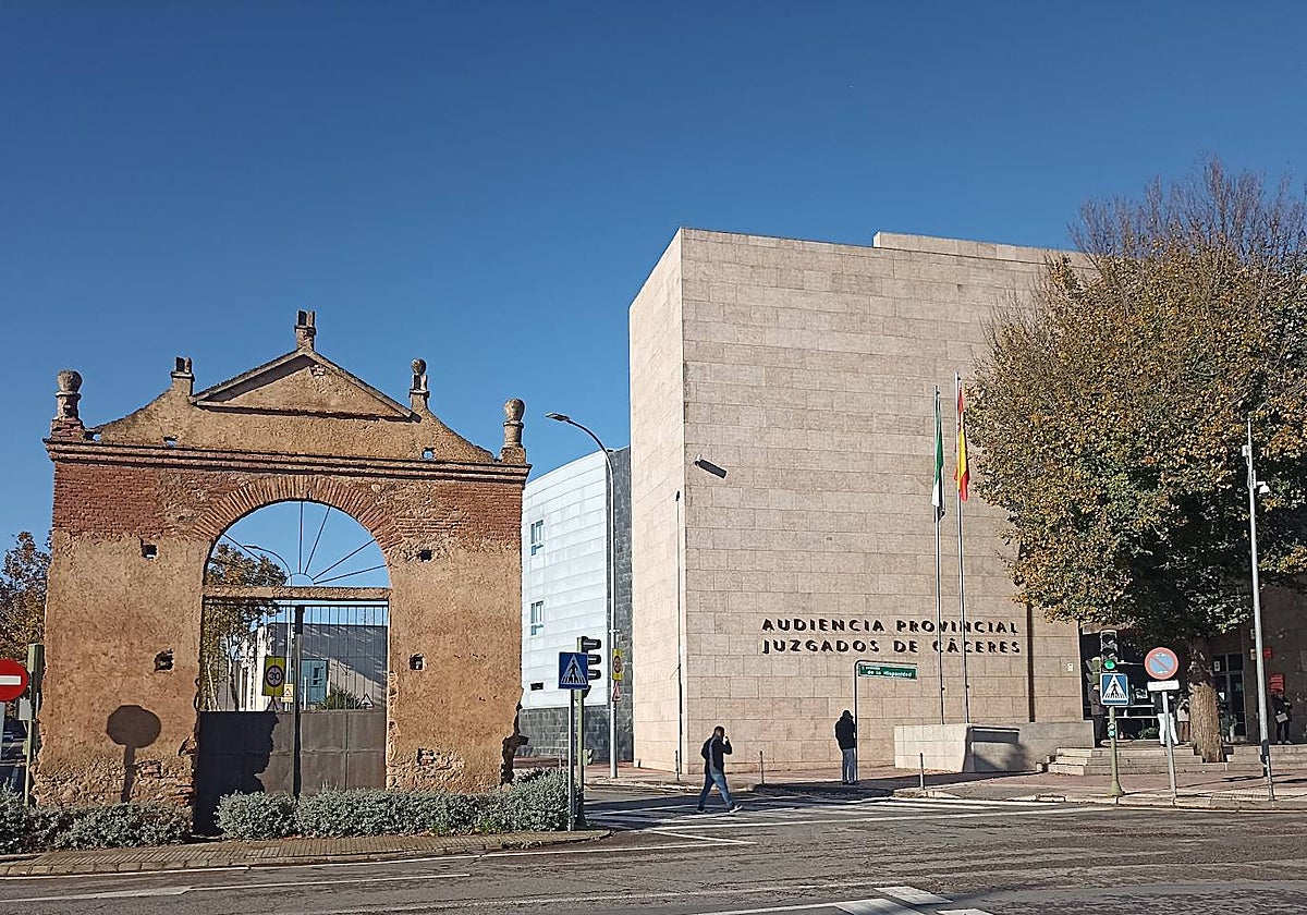 Las tres procesadas fueron juzgadas en el Palacio de Justicia de Cáceres.
