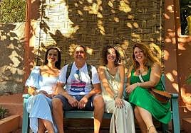 Mamen Ramos, la segunda por la izquierda, con pelo rizado, antes del terremoto y durante el viaje.