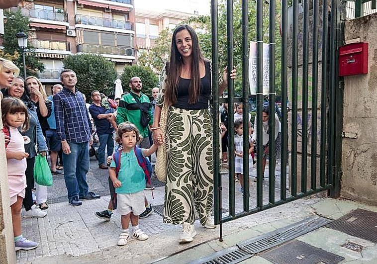 Niños entrando este lunes en el colegio Prácticas de Cáceres.