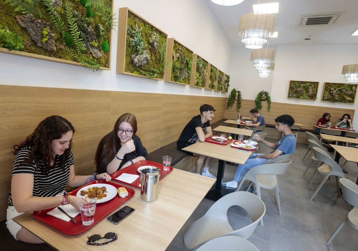 Universitarios alojados en Casa Pereros, este lunes a la hora de la comida.