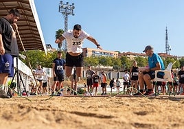 Uno de los opositores realiza el salto de longitud ante el tribunal del concurso.