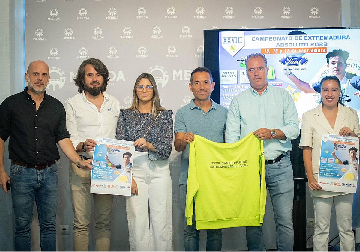 Responsables federativos y del club junto a las autoridades municipales en la presentación del Campeonato de Extremadura de pádel en Mérida.