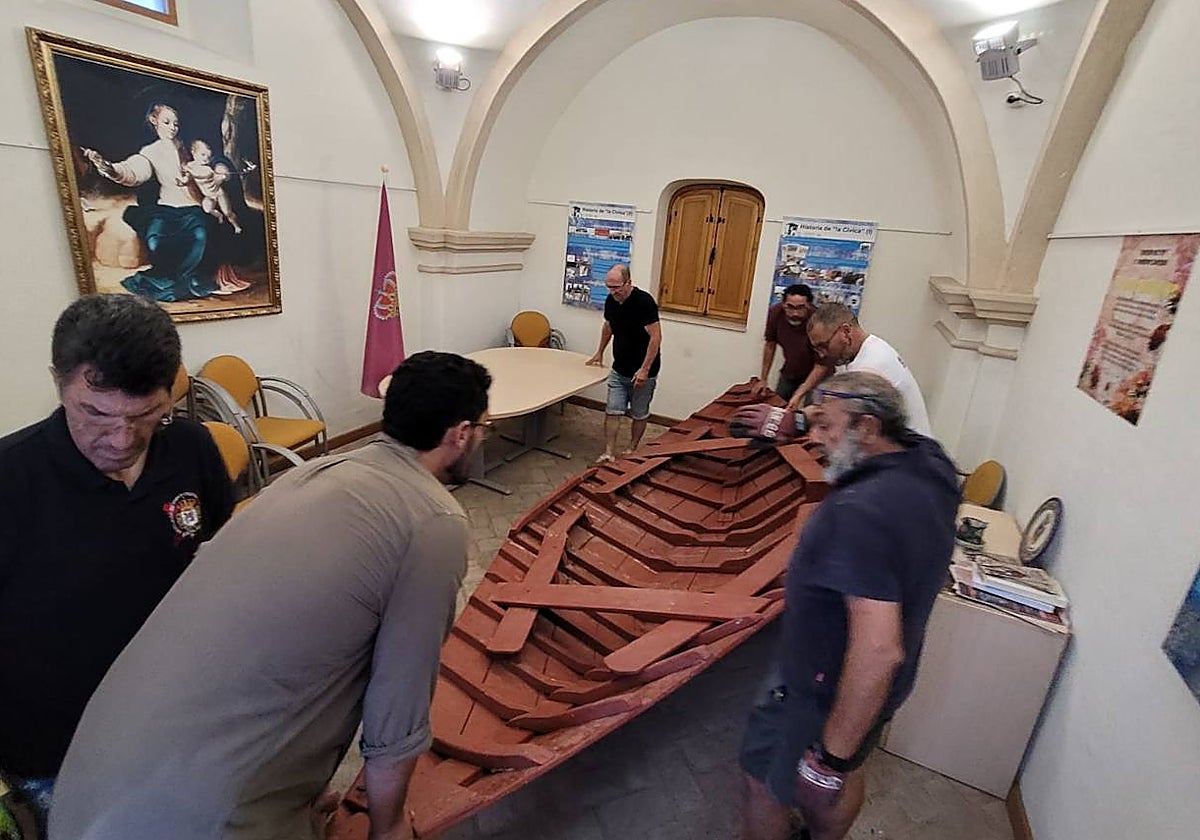 Los promotores del proyecto instalan la barca en la Ermita de los Pajaritos.