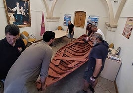 Los promotores del proyecto instalan la barca en la Ermita de los Pajaritos.