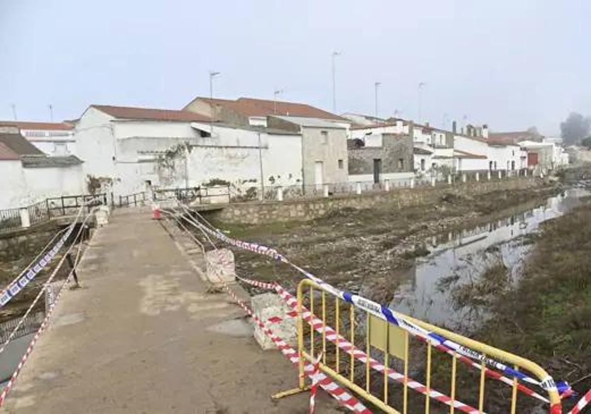 Daños causados por la borrasca Efraín en La Roca de la Sierra. La pasarela ya ha sido reparada.