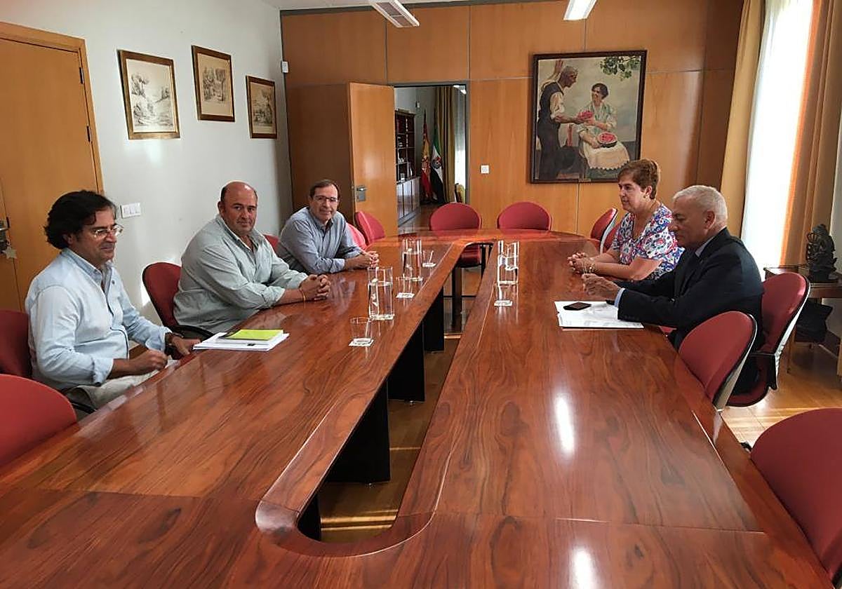 Reunión entre el delegado del Gobierno, Francisco Mendoza, y representantes de Cooperativas.