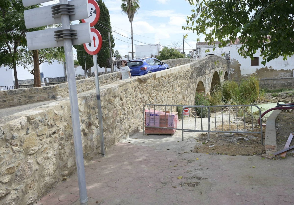 Puente que ha habido que reconstruir en la Roca de la Sierra tras la riada del 13 de diciembre pasado.