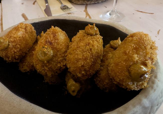 Croquetas rebozadas con panko.