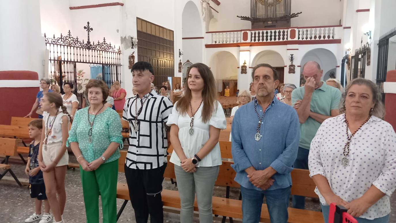 Algunas de las nuevas incorporaciones a la Hermandad del Cristo de Alconchel en el último año, tras la imposición de las medallas bendecidas.