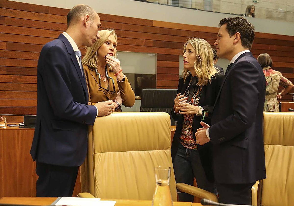José Ángel Sánchez Juliá y María Guardiola, con otros diputados del PP, en la Asamblea.
