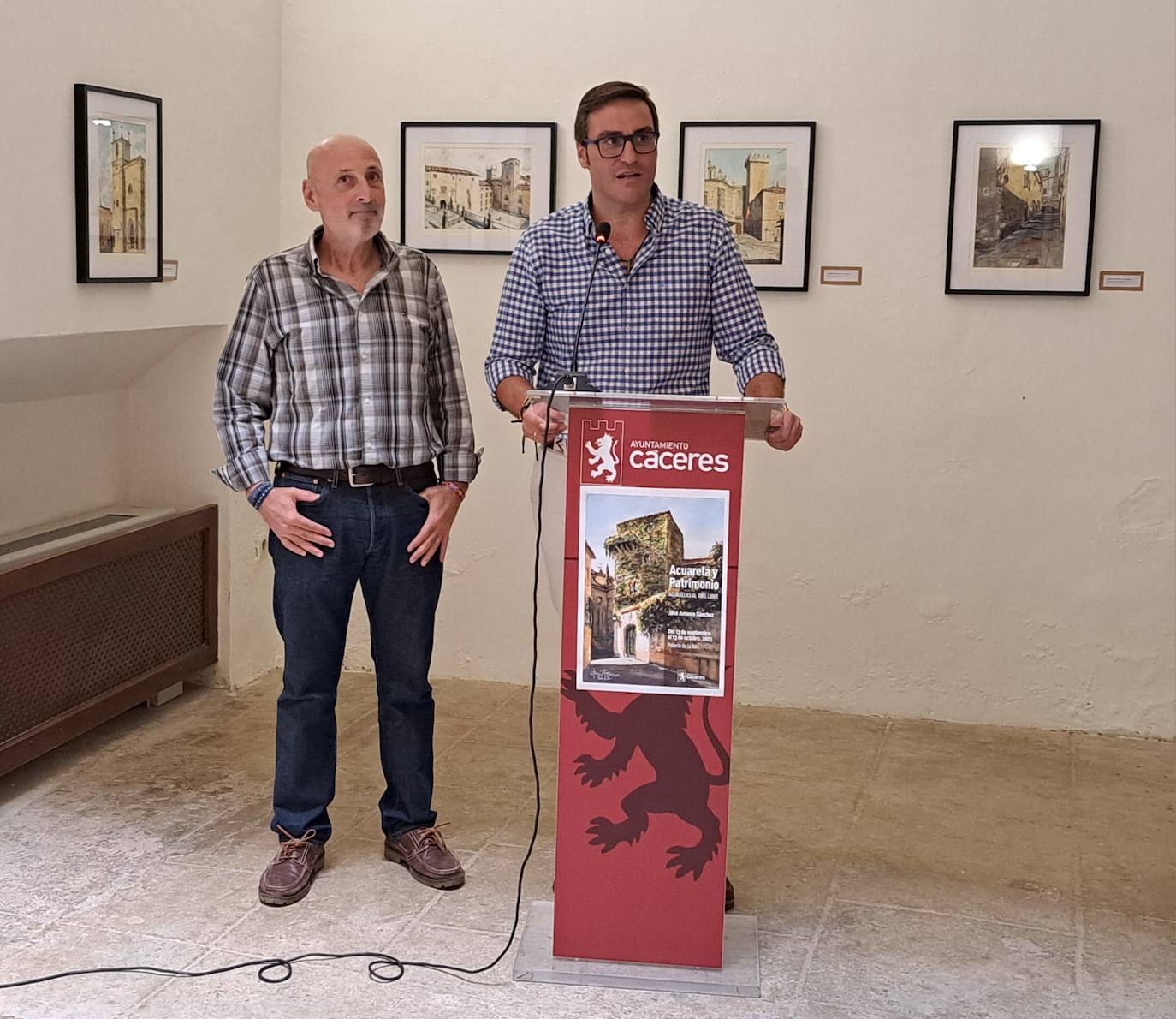El autor, José Antonio Sánchez, junto al concejal de Cultura, Jorge Suárez.