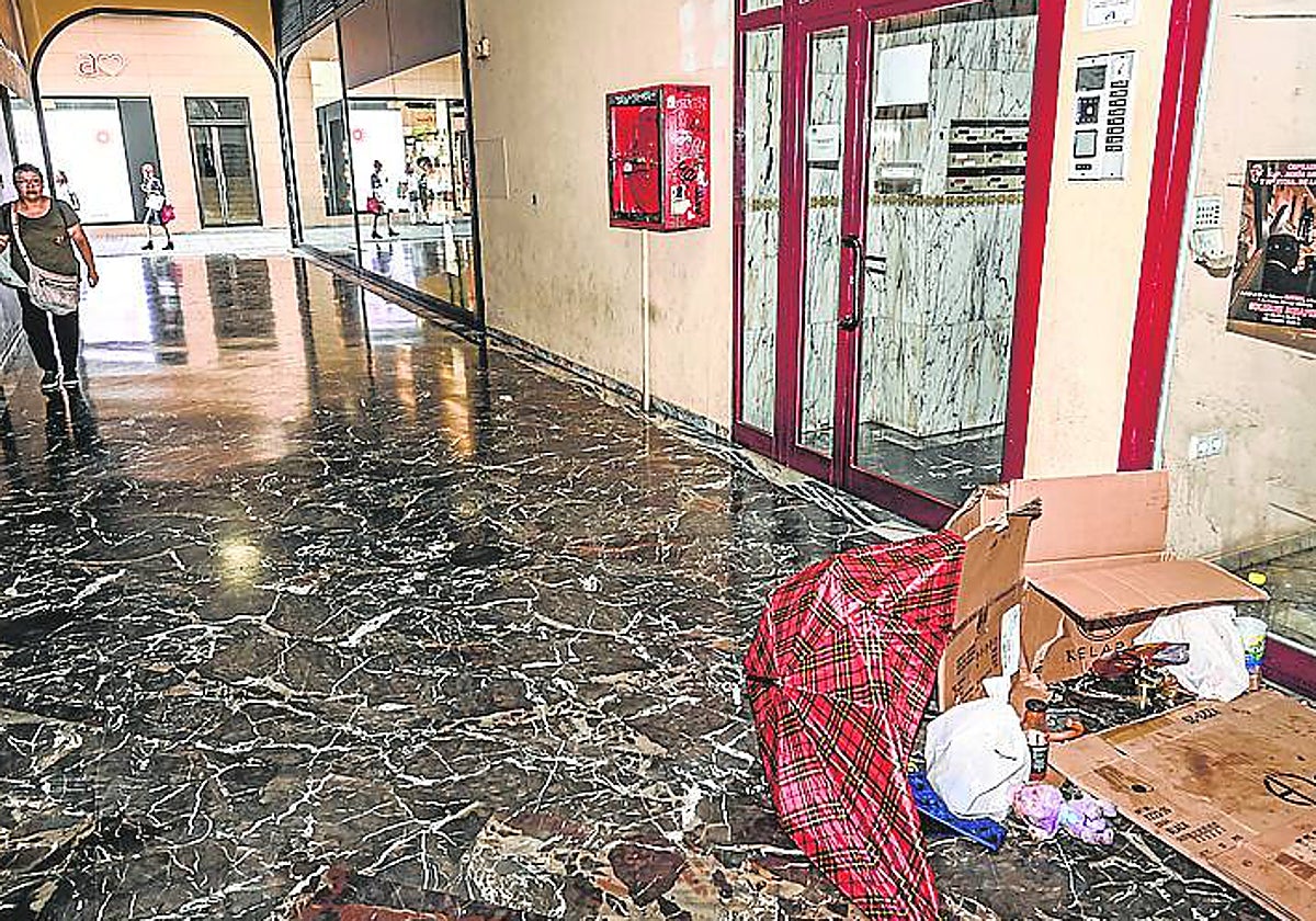 Enseres que dejan los sintecho en el pasaje.