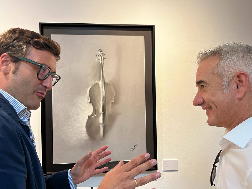El concejal Jorge Suárez con el artista Víctor Manuel Monleón en la inauguración de 'Olor a pastel'.