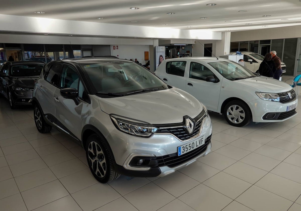 Coches nuevos en un concesionario de vehículos.